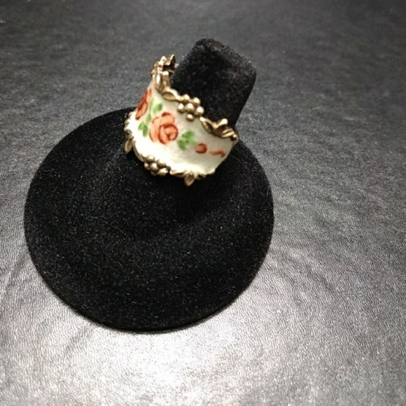 Avon Jewelry - *Sale* Avon Gold tone flower ring